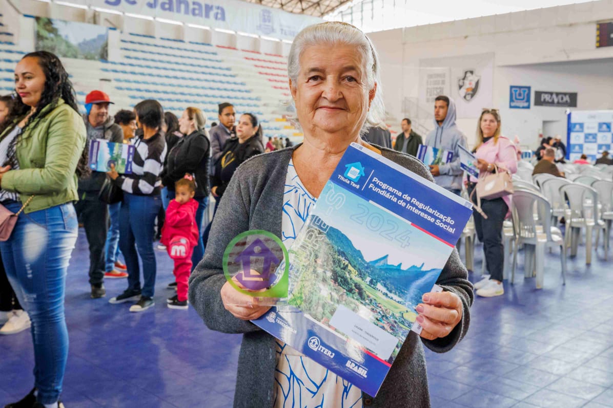 Teresópolis entrega os registros de imóveis a mais 500 famílias do Caleme e a 91 moradores de Santa Cecília