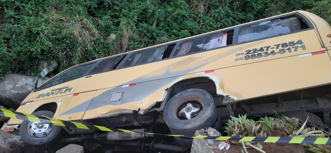 Ônibus de turismo se envolve em acidente e cai em um rio na região do Bonfim, em Petrópolis.