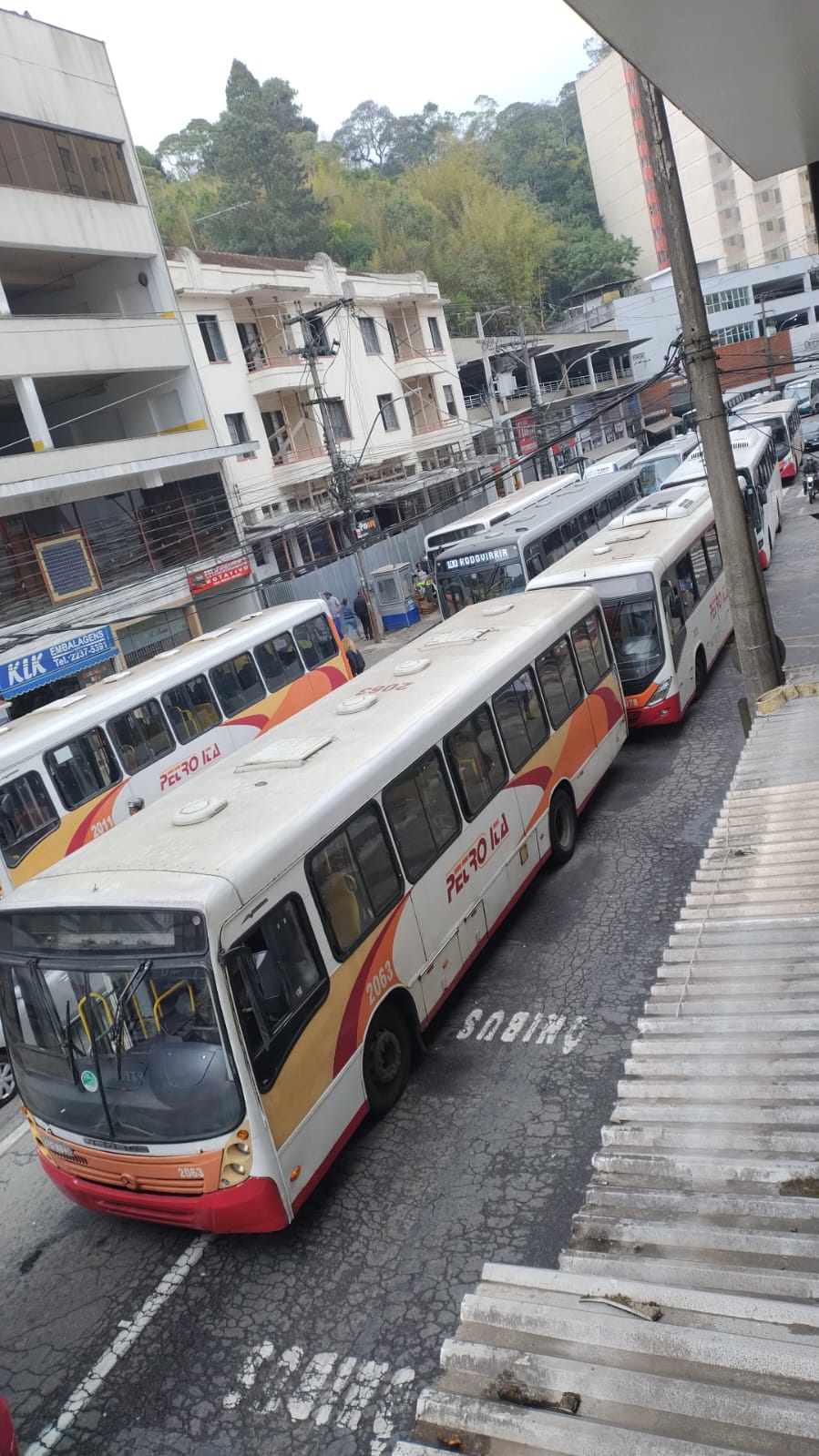 Trabalhadores da Petro Ita mantêm paralisação no Terminal Rodoviário de Petrópolis