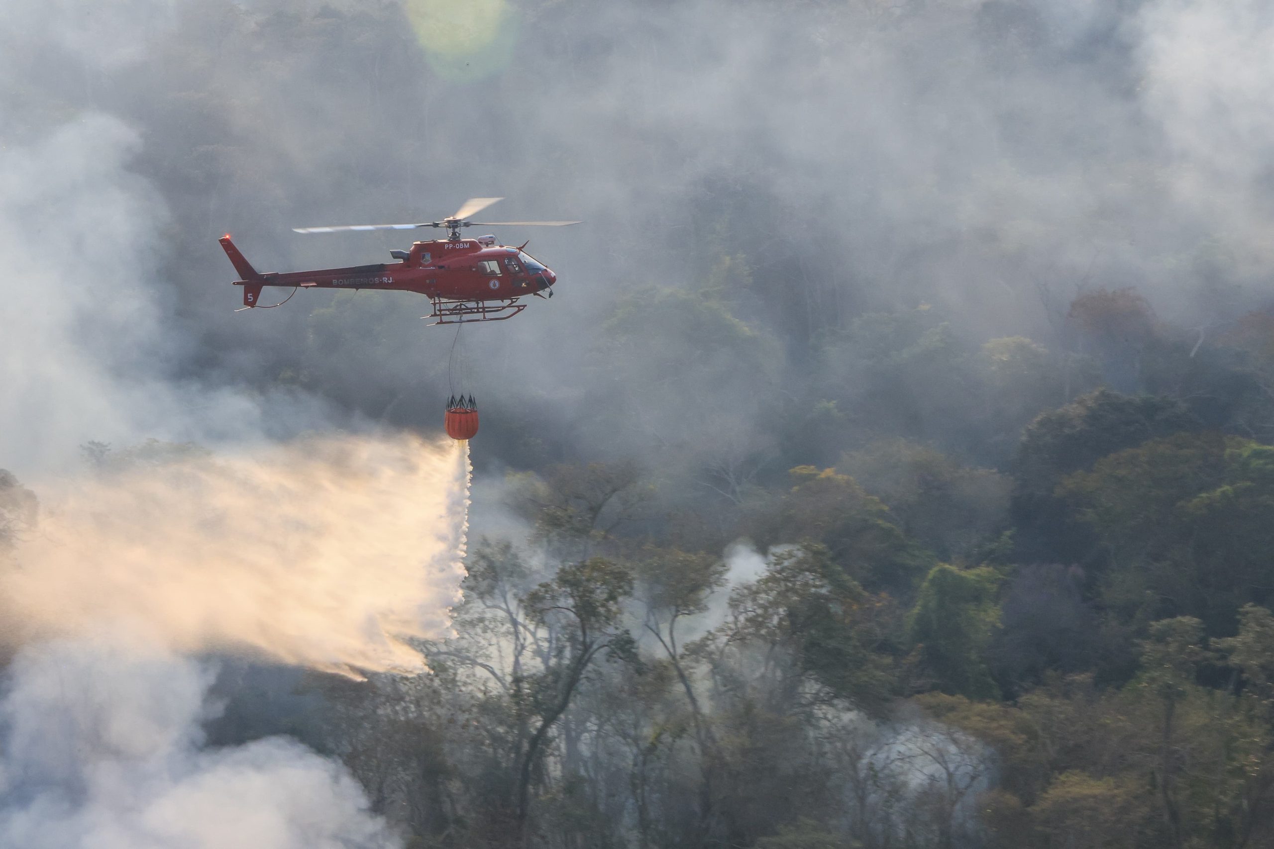 Corpo de Bombeiros RJ extinguiu mais de 1 mil incêndios florestais desde a criação do Gabinete de Crise