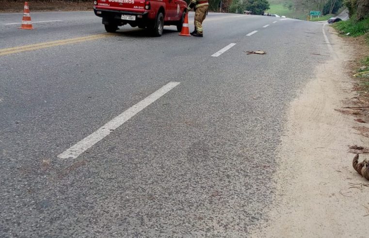 Helicóptero rompe fios de alta tensão e bloqueia trânsito em Itaipava, sentido BR-040