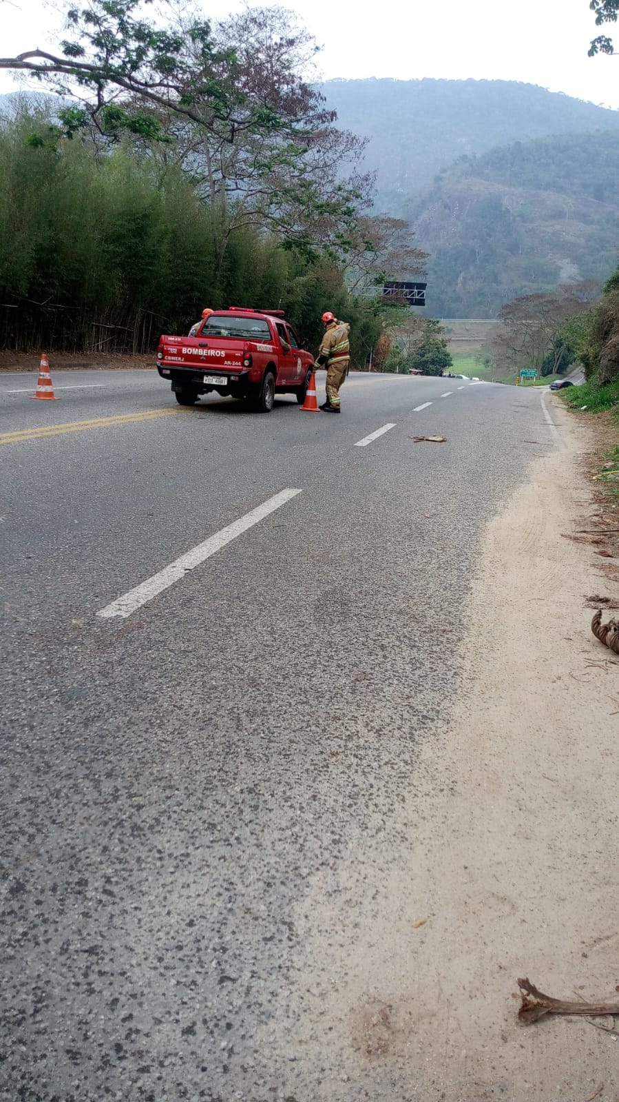 Helicóptero rompe fios de alta tensão e bloqueia trânsito em Itaipava, sentido BR-040