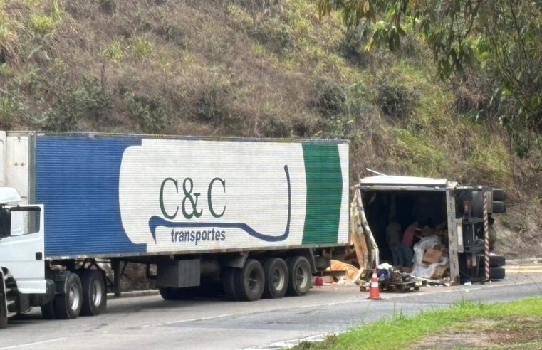 Carreta tomba na serra de Petrópolis