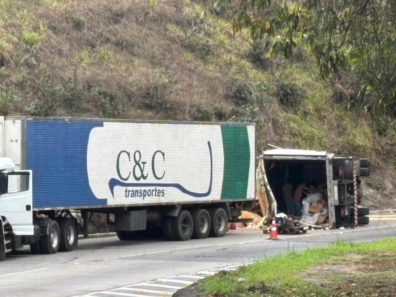 Carreta tomba na serra de Petrópolis