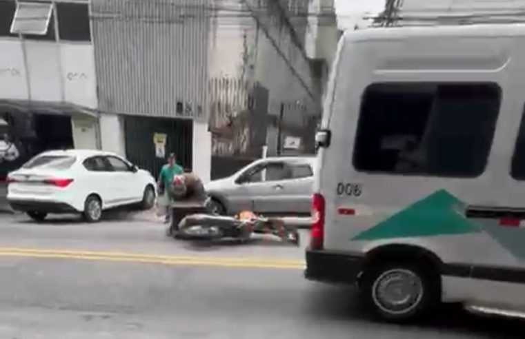 Condutor de van atinge propositalmente motociclista na Rua Teresa em Petrópolis