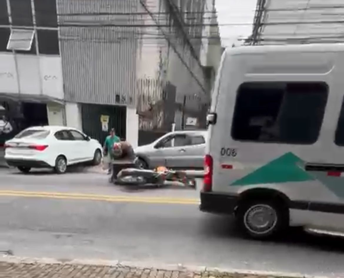 Condutor de van atinge propositalmente motociclista na Rua Teresa em Petrópolis