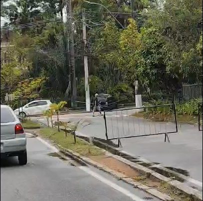 Carro colide com muro na rua Treze de Maio na manhã deste domingo