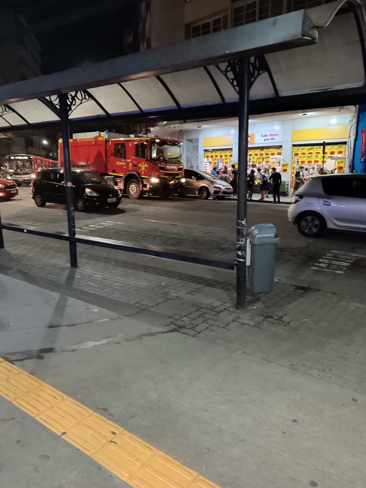 Incêndio é registrado em estabelecimento comercial no centro de Petrópolis