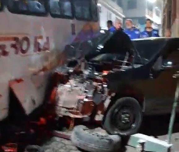 Micro-ônibus da Petro Ita perde o freio e destrói automóveis na 24 de maio