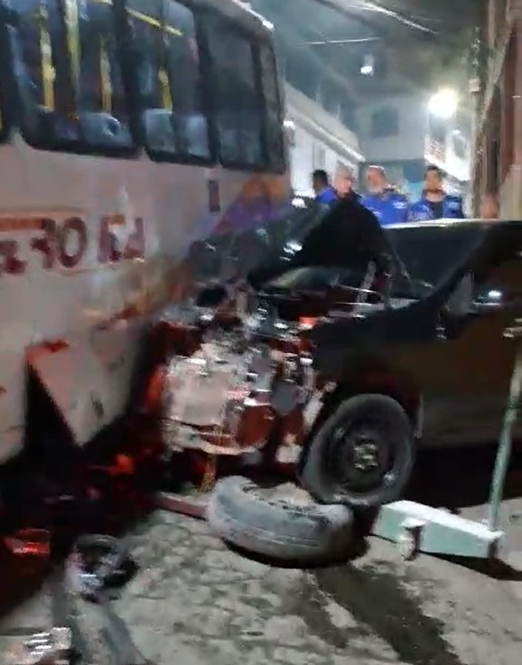 Micro-ônibus da Petro Ita perde o freio e destrói automóveis na 24 de maio