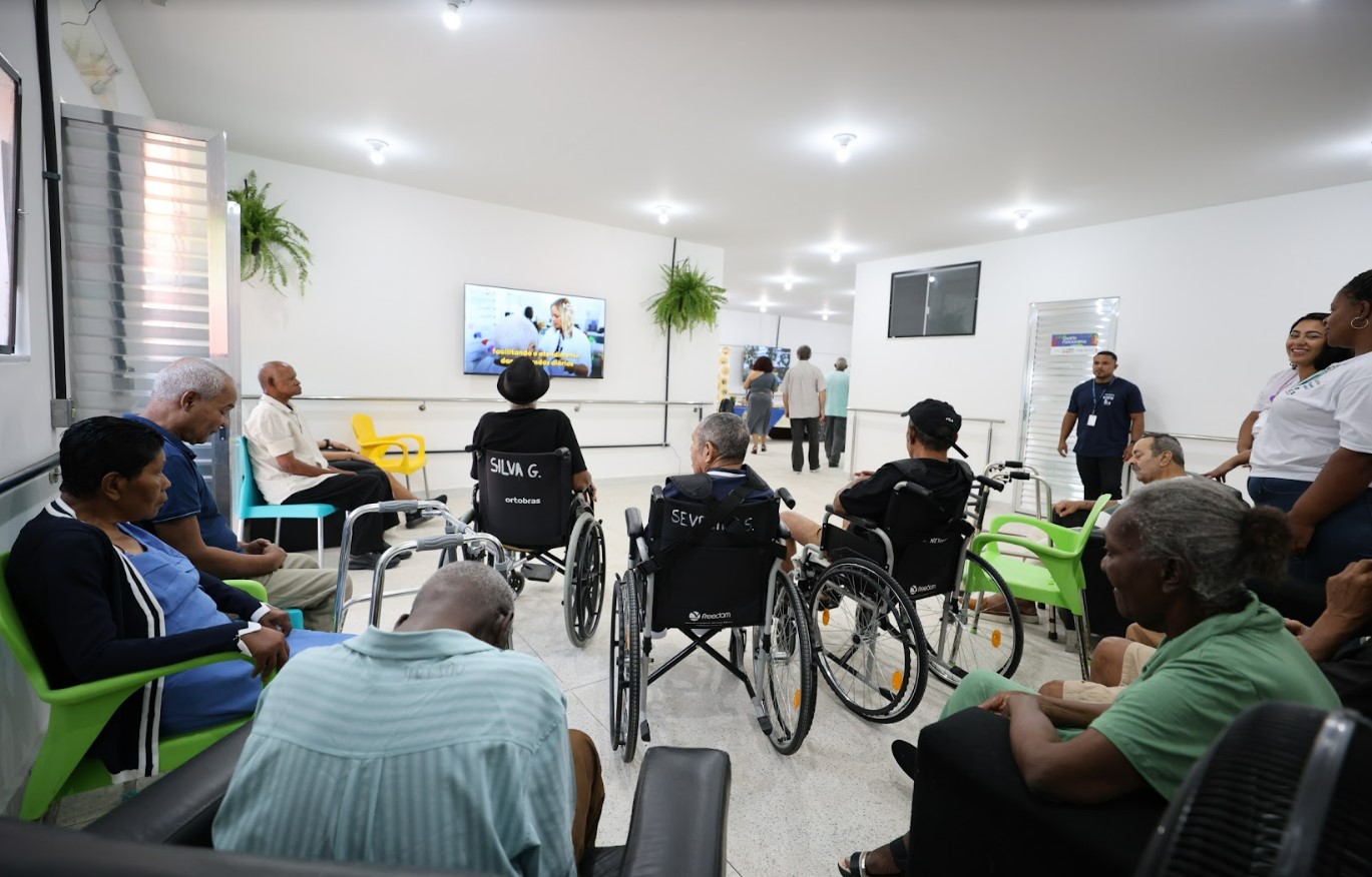 Cláudio Castro entrega Centro de Referência em Atenção à Pessoa Idosa a moradores do Cesarão, Zona Oeste