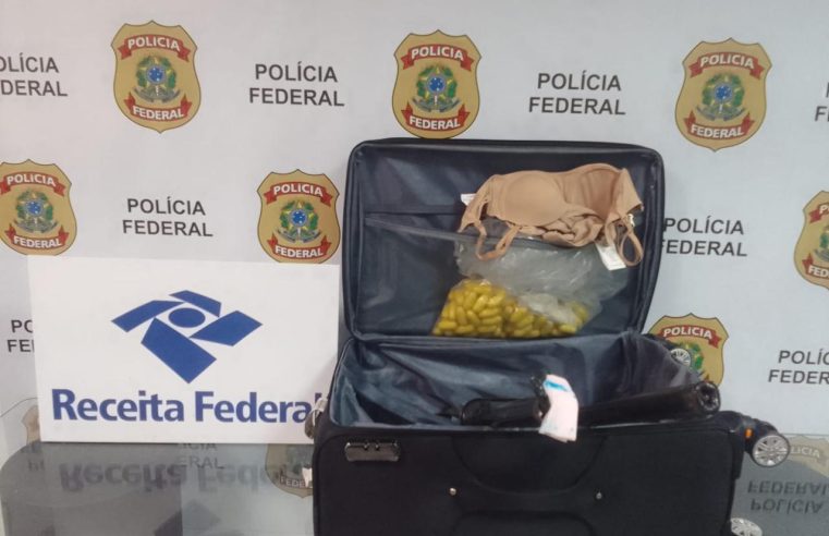 Mulher é presa com cocaína escondida nas hastes da mala e em partes do corpo no Galeão