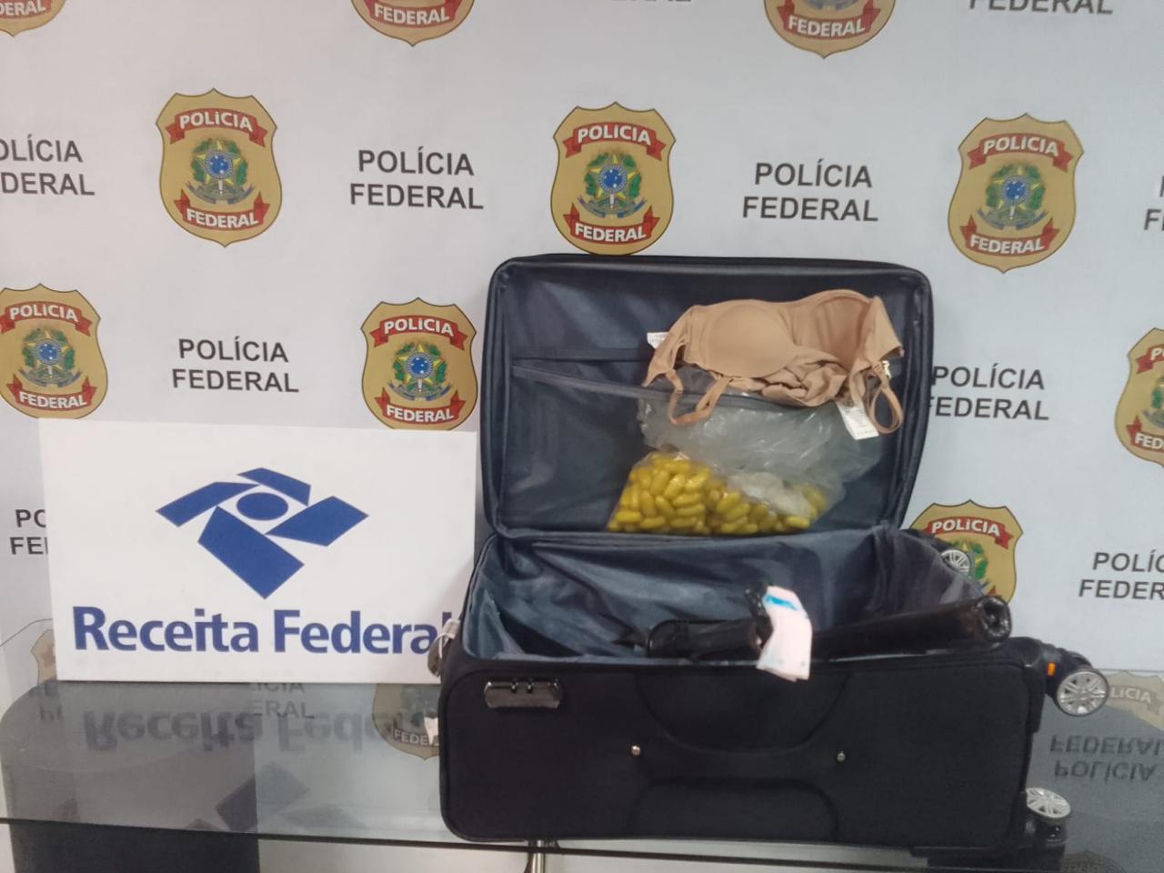 Mulher é presa com cocaína escondida nas hastes da mala e em partes do corpo no Galeão