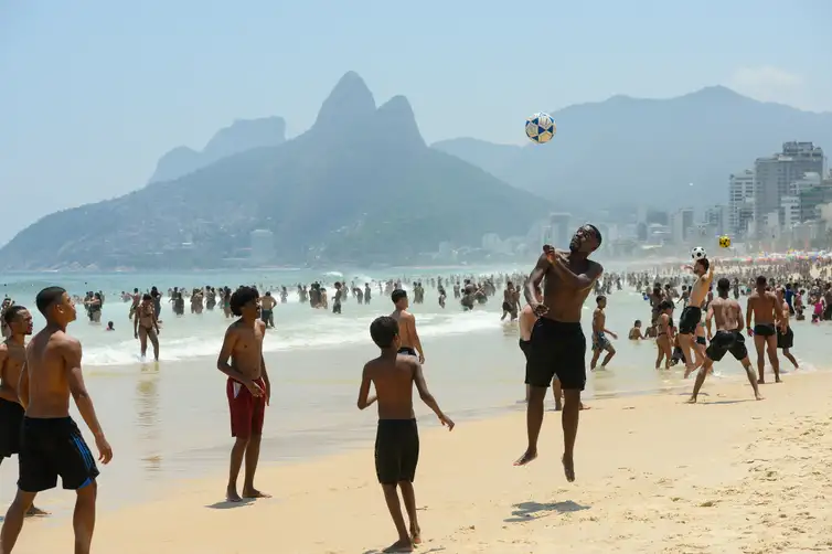Tomaz Silva/Agência Brasil Rio de Janeiro (RJ), 15/11/2023 – Cariocas e turistas lotam praia de Ipanema, na zona sul, em dia de forte calor no Rio de Janeiro. Foto: Tomaz Silva/Agência Brasil