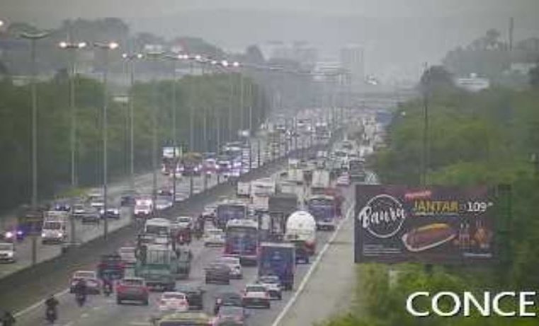 Manifestação na Reduc e Serra de Petrópolis com neblina e chuva fina