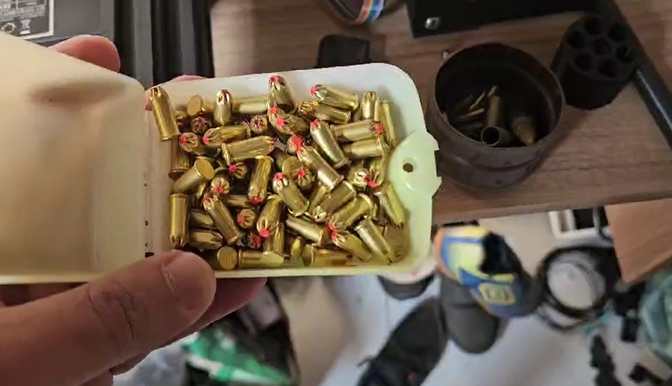 FICCO/RJ prende homem que fabricava armas de fogo em casa, em Araraquara/SP