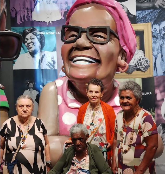 Projeto Cultura do Pertencimento, do Governo do Estado, leva idosos do Abrigo Cristo Redentor para o Museu do Samba