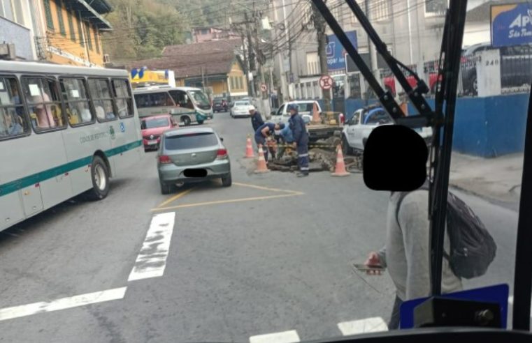 Obra na Rua Montecaseros gera retenções no trânsito na manhã desta quarta-feira (04)