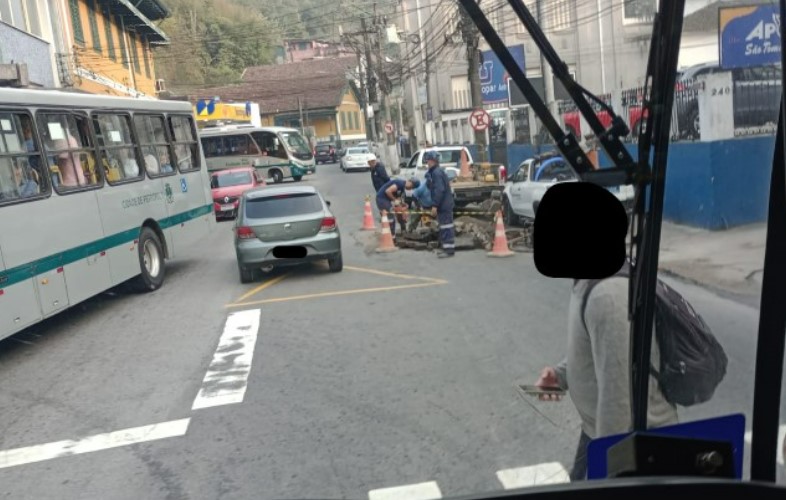 Obra na Rua Montecaseros gera retenções no trânsito na manhã desta quarta-feira (04)