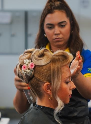 Aluna de Beleza do Senac RJ conquista medalha de ouro na WorldSkills 2024, maior competição de educação profissional do mundo