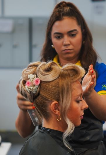 Aluna de Beleza do Senac RJ conquista medalha de ouro na WorldSkills 2024, maior competição de educação profissional do mundo
