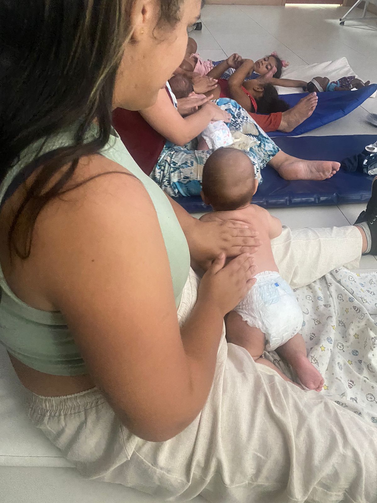 UNIFASE oferece curso gratuito para gestantes e pais aprenderem a técnica milenar da Shantala: massagem que fortalece o vínculo com os bebês