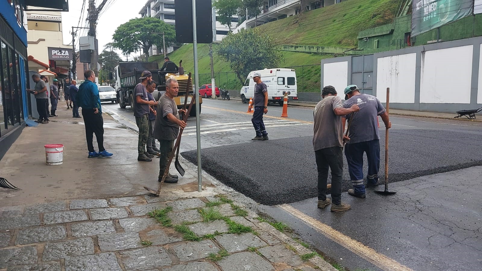 Prefeitura de Teresópolis implanta faixa elevada na Avenida Alberto Torres, no Alto, para garantir a travessia segura de pedestres