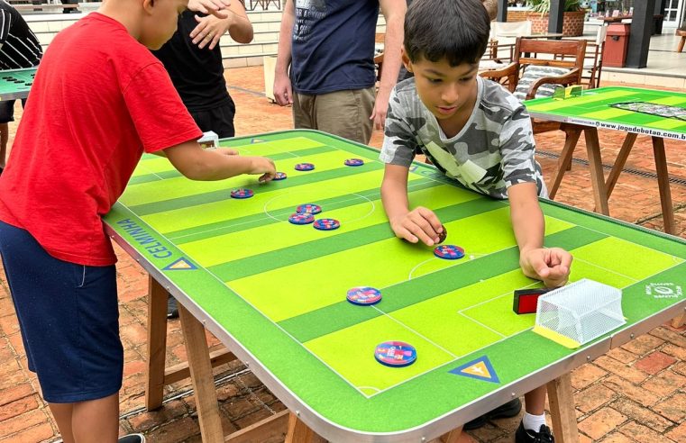 Agito no final de semana em Itaipava: Copa de Futebol de Mesa e Desfile de Halloween