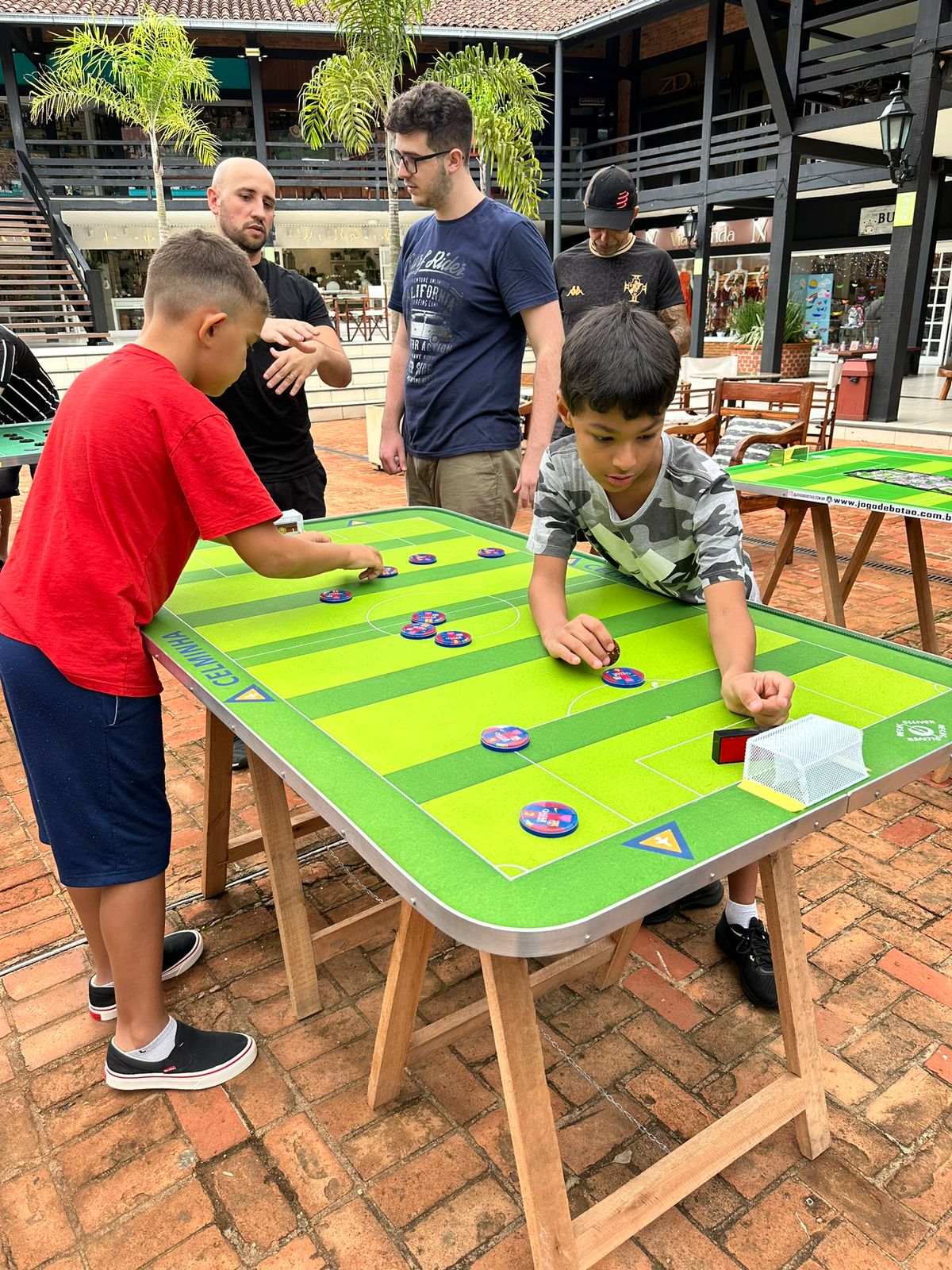 Agito no final de semana em Itaipava: Copa de Futebol de Mesa e Desfile de Halloween