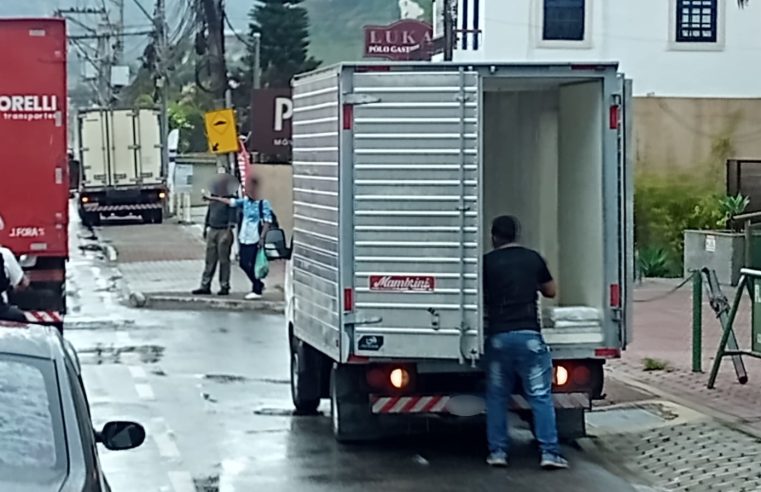 Trânsito caótico e falta de fiscalização impactam moradores e empresários em Itaipava