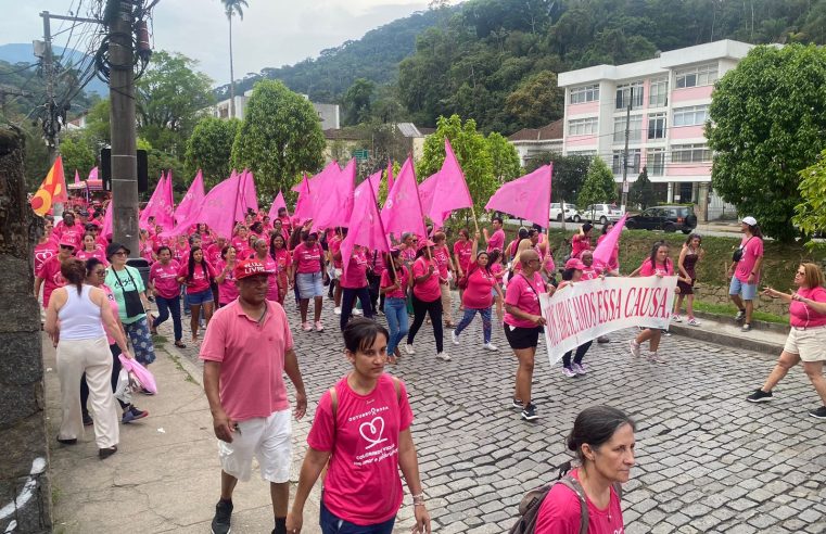 Petropolitanos se unem em grande caminhada Outubro Rosa e fortalecem a luta contra o câncer de mama