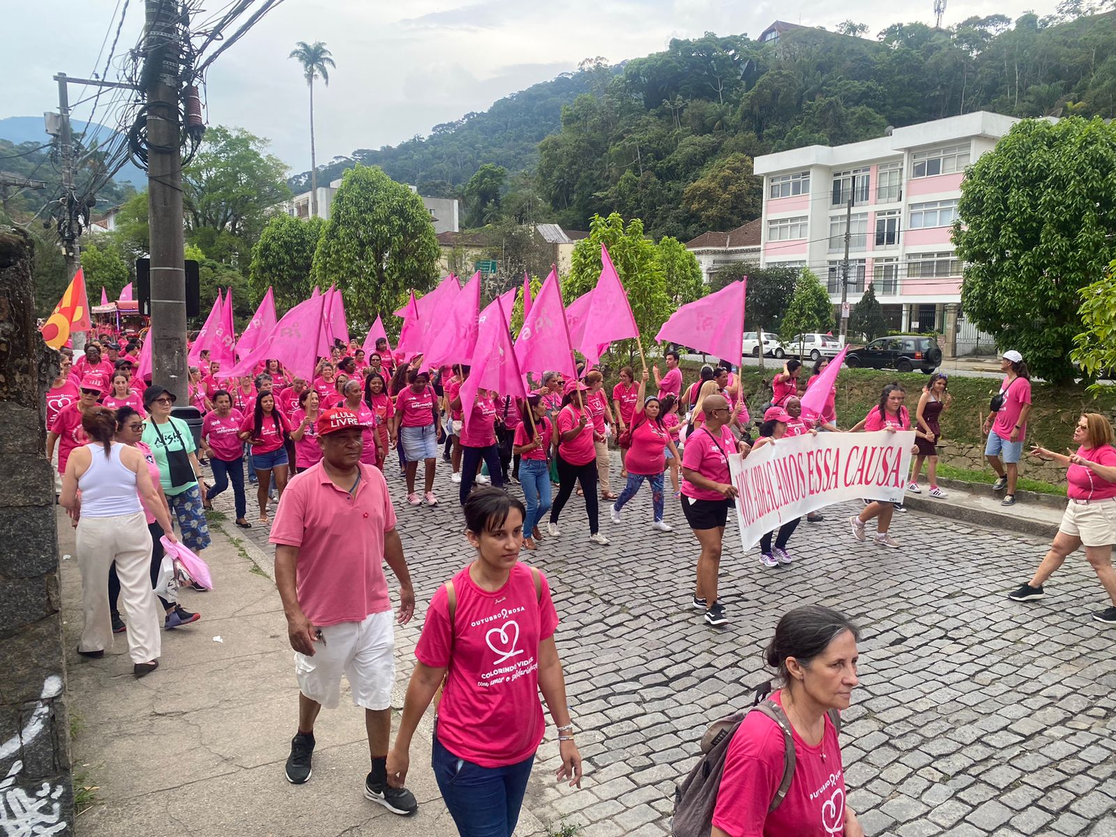Petropolitanos se unem em grande caminhada Outubro Rosa e fortalecem a luta contra o câncer de mama