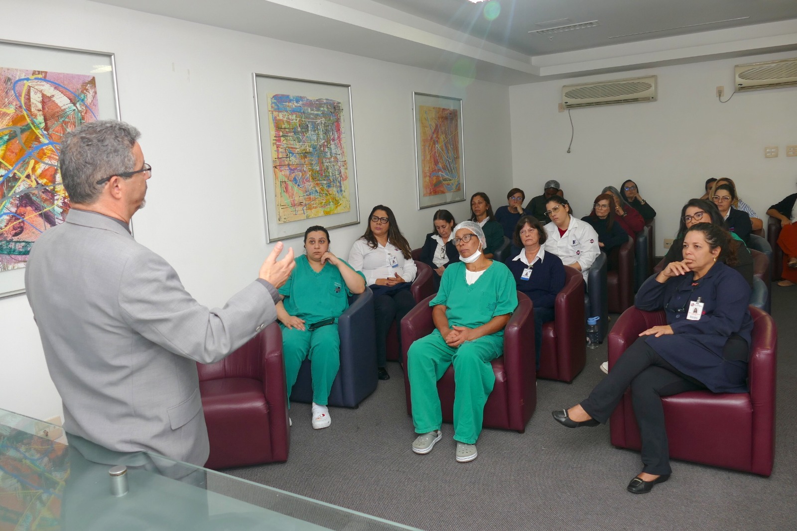 Mastologista do Hospital SMH esclarece dúvidas em ação do Outubro Rosa