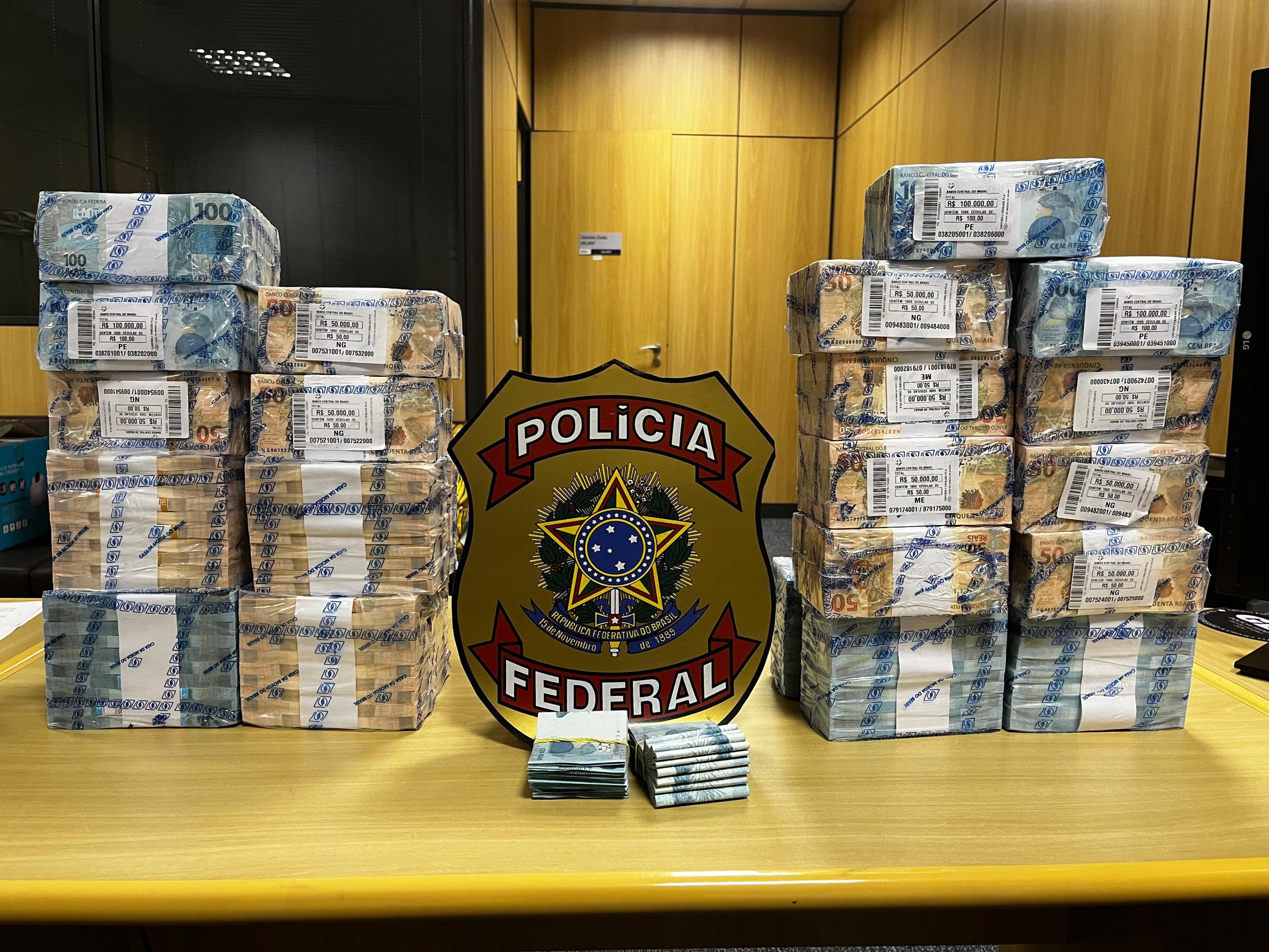 Homem é preso com cerca de R$ 2 milhões em espécie na Baixada Fluminense