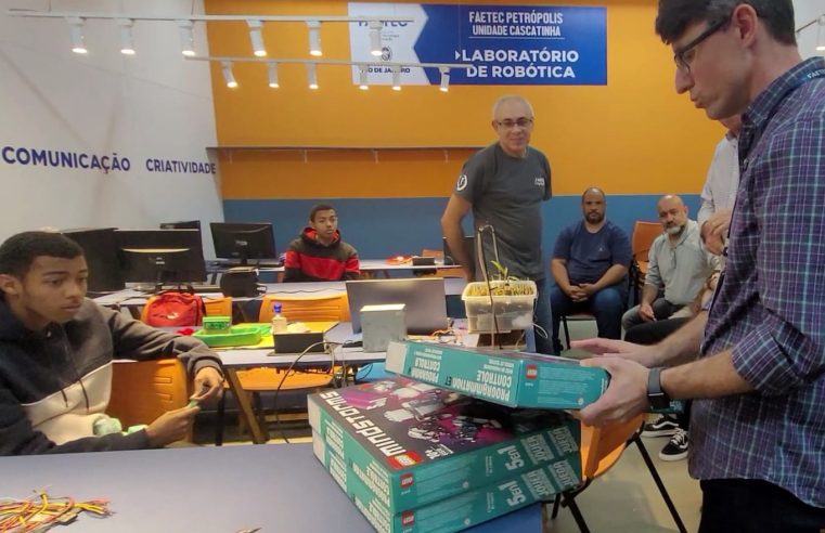 Estado entrega kit de robótica para alunos de curso na Faetec Petrópolis