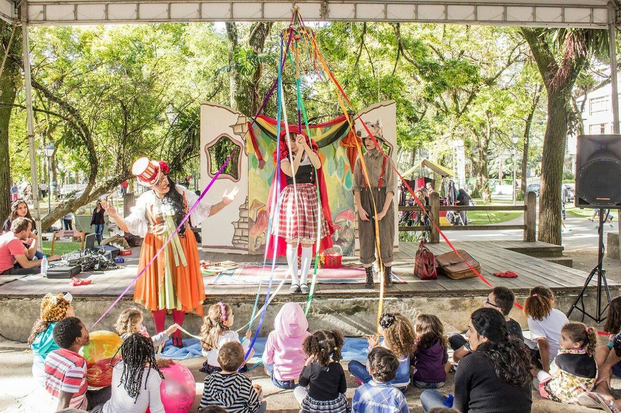 “Chapeuzinho Vermelho e o Lobo do Bafo Mau” com apresentação gratuita neste sábado no Shopping Vilarejo
