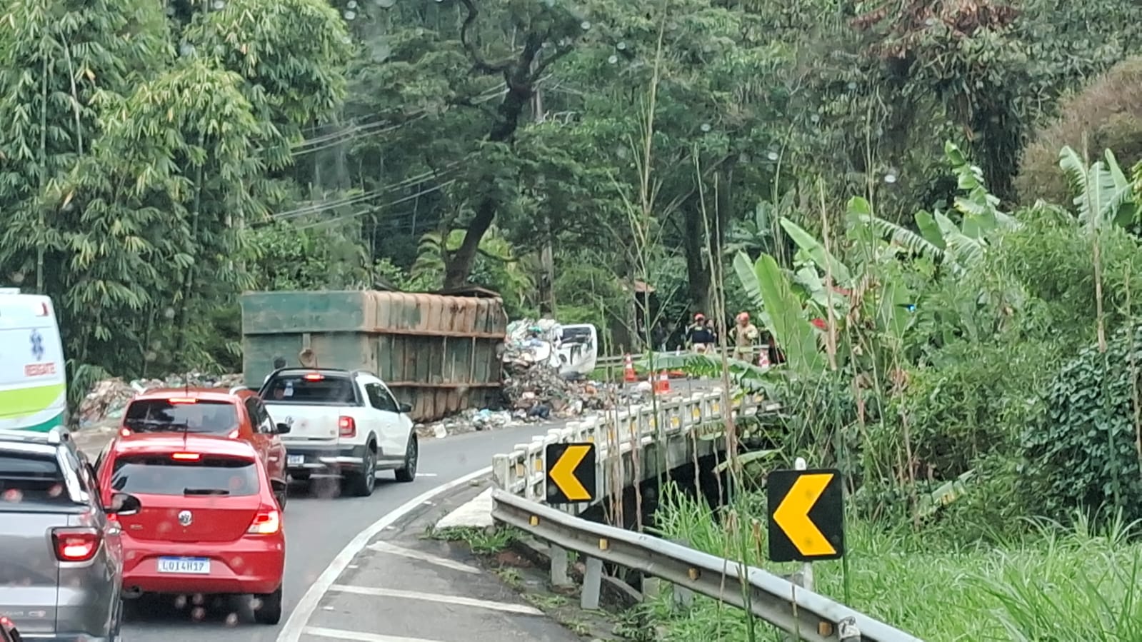 Acidente deixa três pessoas feridas na BR-116, em Teresópolis