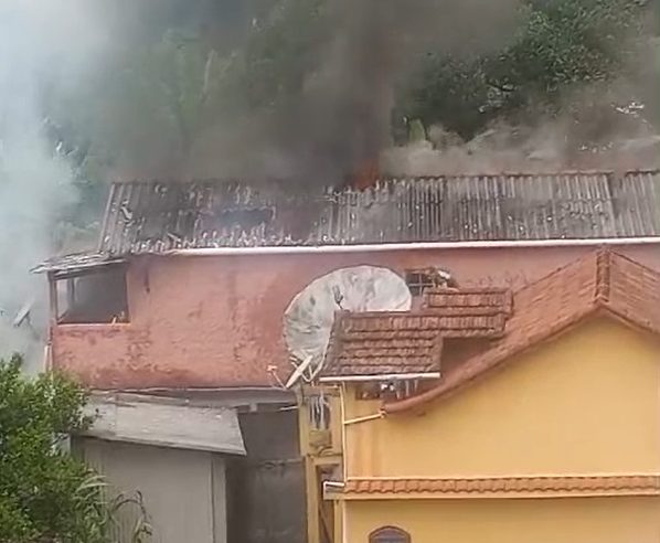 Casa pega fogo na manhã desta segunda-feira em São José