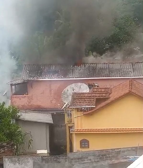 Casa pega fogo na manhã desta segunda-feira em São José