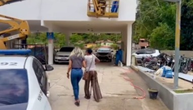 Mulher é presa por estelionato e uso de documentos falsos em Petrópolis
