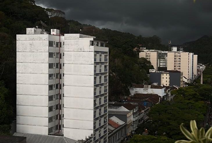 Tempo “vira” e nuvens carregam o céu de Petrópolis