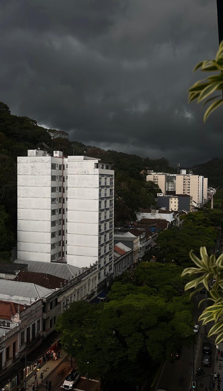 Tempo “vira” e nuvens carregam o céu de Petrópolis