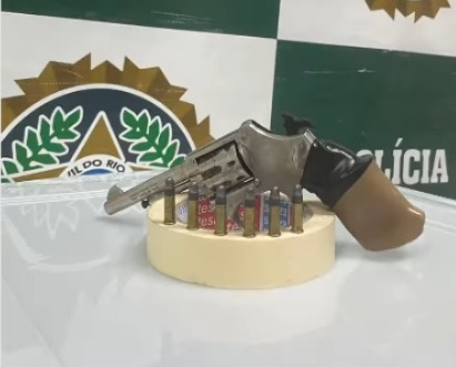 Menor é apreendido em flagrante por porte irregular de arma de fogo, em Petrópolis