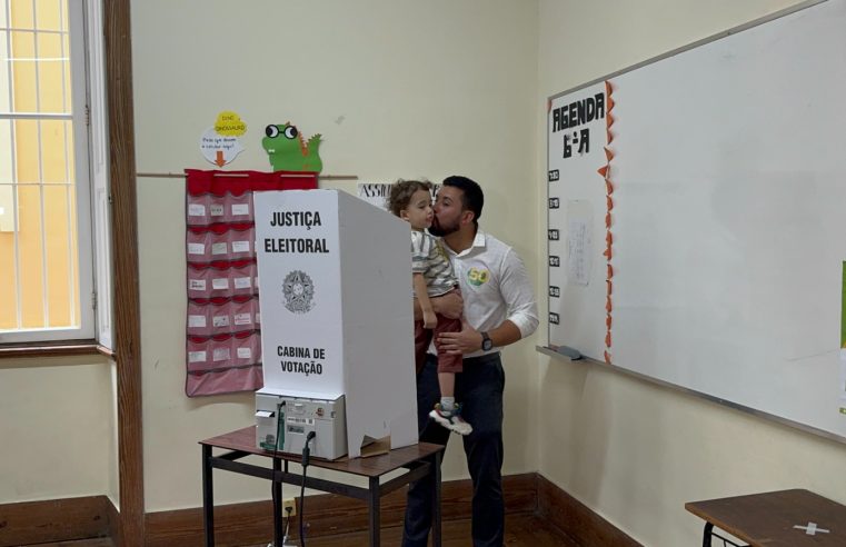 Candidato à Prefeitura, Yuri Moura, vota na tarde deste domingo em Petrópolis