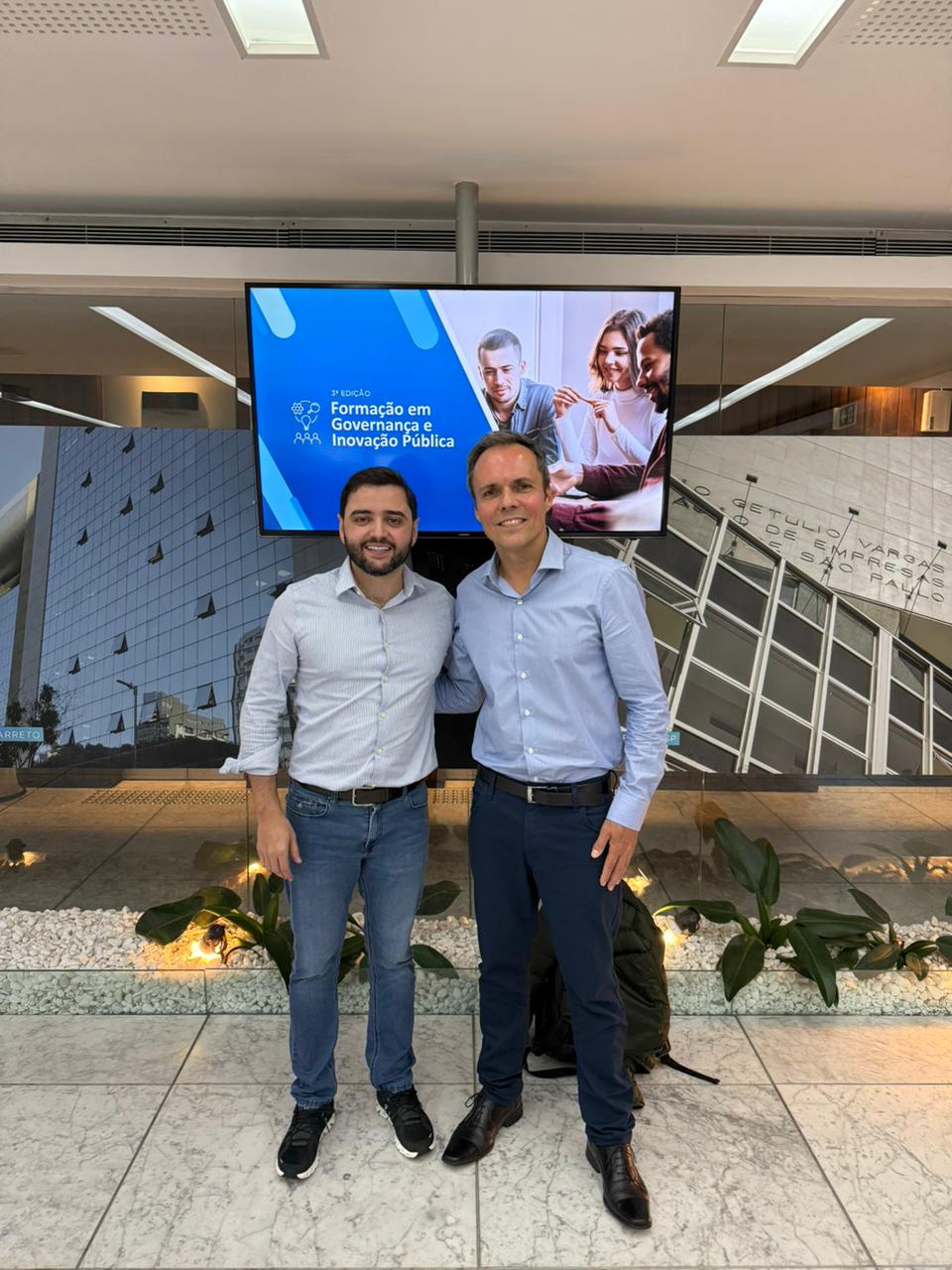 Jornalista apresenta projeto para cidade devastada por inundações