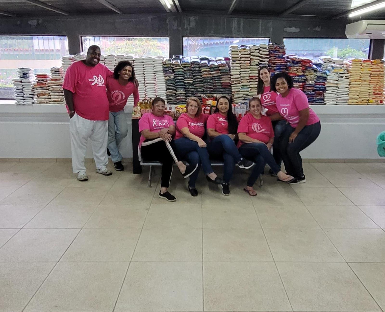Caminhada do Outubro Rosa: Solidariedade arrecada mais de uma tonelada de alimentos para pacientes oncológicos em Petrópolis