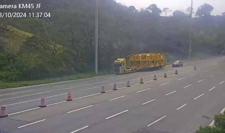 Carreta de grande porte trafega pela BR-040 em direção do Rio de Janeiro