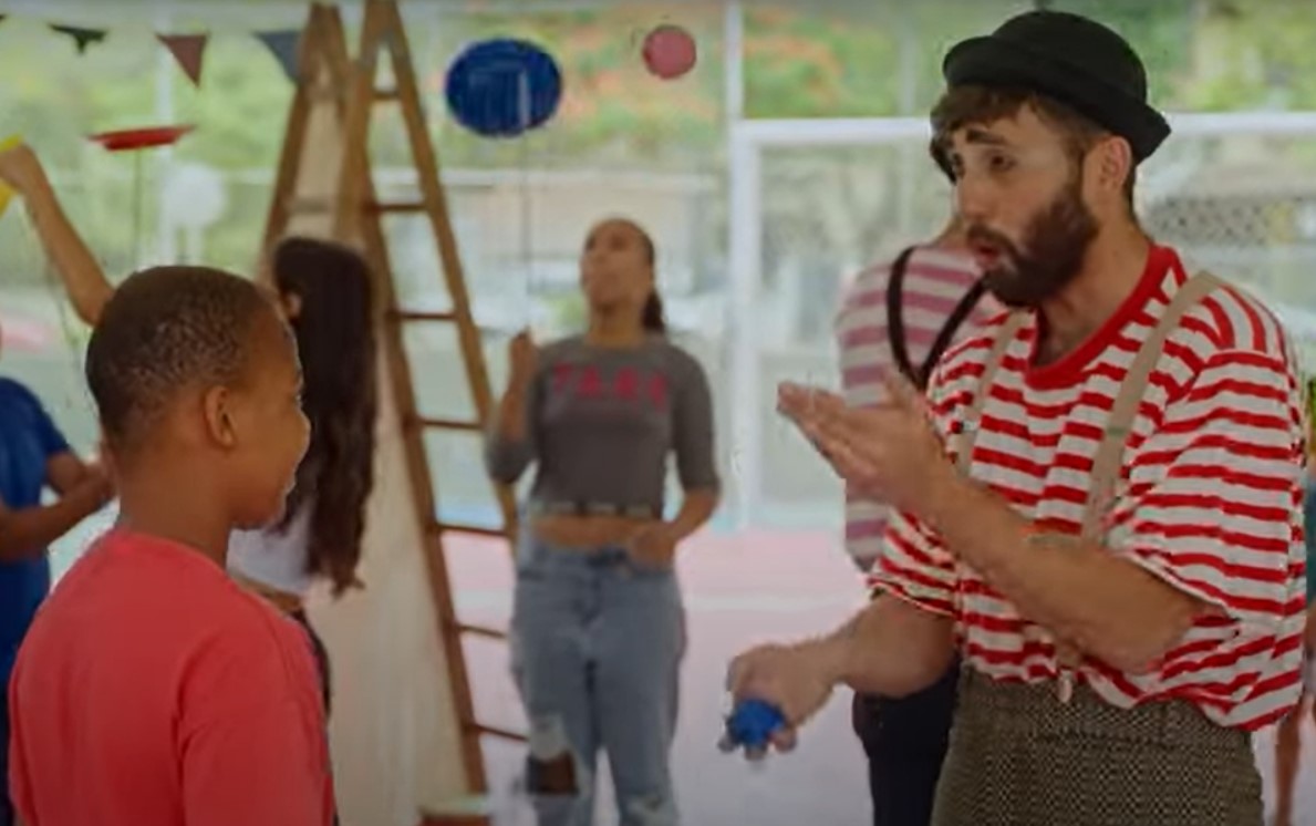 Diversão e magia do circo invadem o Dia das Crianças no Vilarejo com entrada gratuita