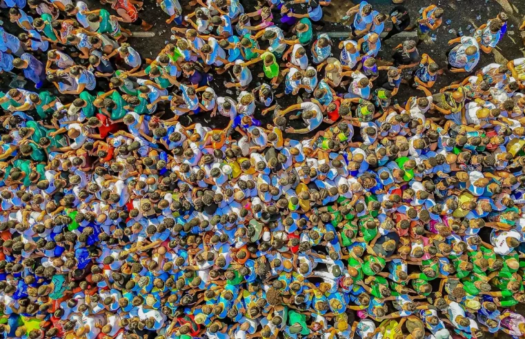 Fiéis lotam ruas de Belém para acompanhar procissão do Círio de Nazaré