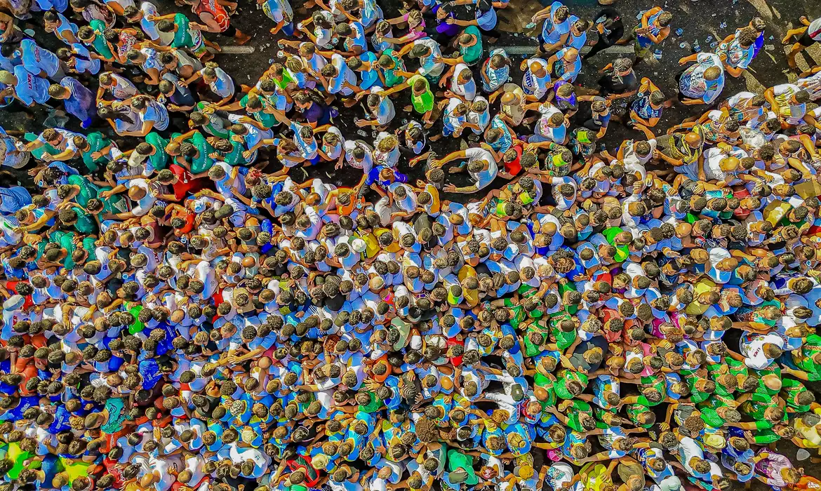 Fiéis lotam ruas de Belém para acompanhar procissão do Círio de Nazaré